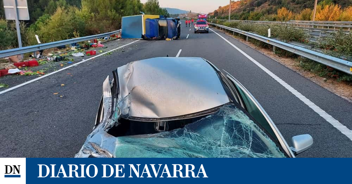 Cinco policías forales heridos al chocar contra un camión en la A-12 en Guendulain cuando regresaban de trabajar de Estella: "Me he dormido"