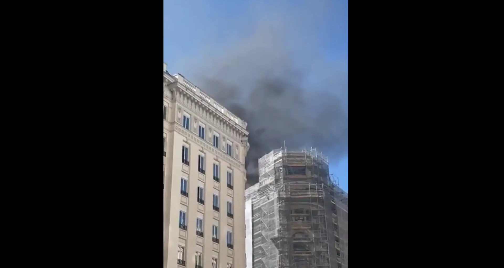 Un gran incendio en un edificio de la Gran Vía de Madrid paraliza la calle y obliga a actuar a bomberos y Policía