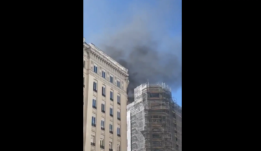 Un gran incendio en un edificio de la Gran Vía de Madrid paraliza la calle y obliga a actuar a bomberos y Policía