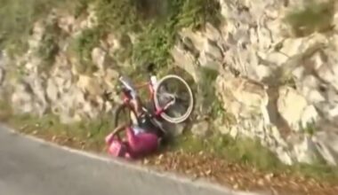 Caída obligó a Richard Carapaz a retirarse del giro de Lombardía a falta de 28 km para el final