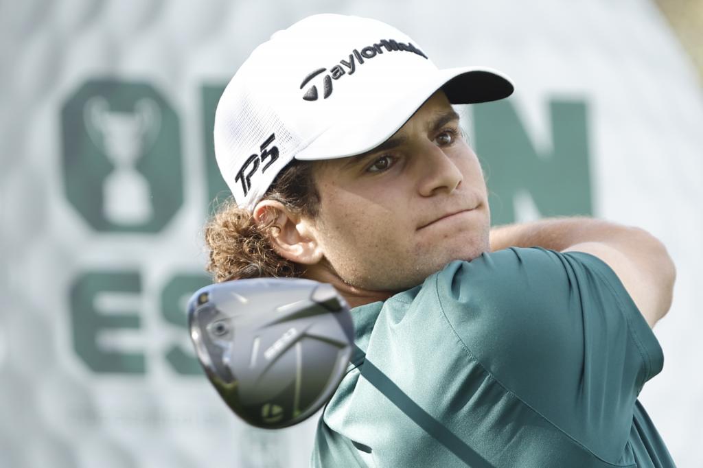 Ángel Ayora (21) juega un golpe de salida