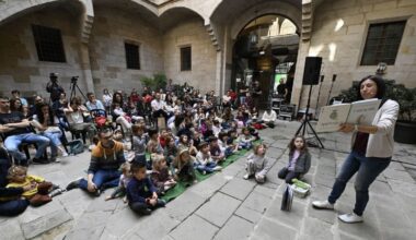 Sesión de cuentacuentos para los más pequeños, ayer en el patio del IEI con El Genet Blau. - SANTI IGLESIAS