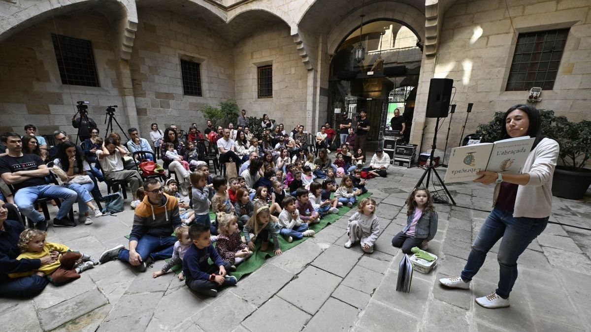 Sesión de cuentacuentos para los más pequeños, ayer en el patio del IEI con El Genet Blau. - SANTI IGLESIAS
