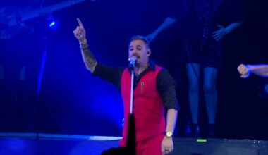 La triste imagen de Andy, solo y entre lágrimas, en la despedida sobre el escenario de Andy y Lucas: "Qué penita..."