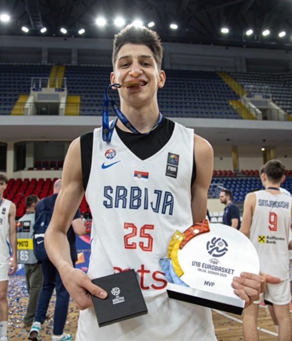 Nikola Kusturica, campeón y MVP del Europeo Sub 16 con Serbia el pasado verano.