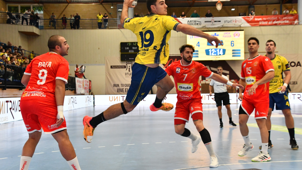 Bidasoa, Torrelavega y Barça se mantienen invictos en la Liga Asobal