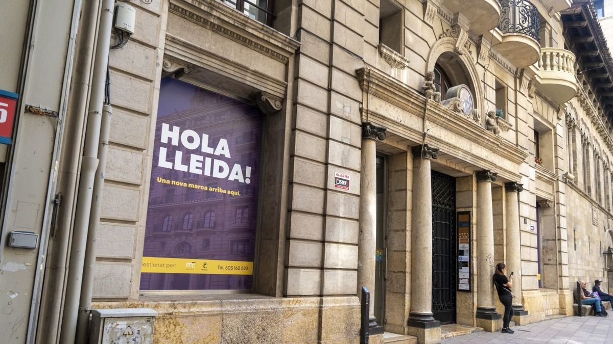 Local junto al edificio de la Paeria donde está previsto que abra la Casa del Libro de Lleida. - PAU PASCUAL PRAT