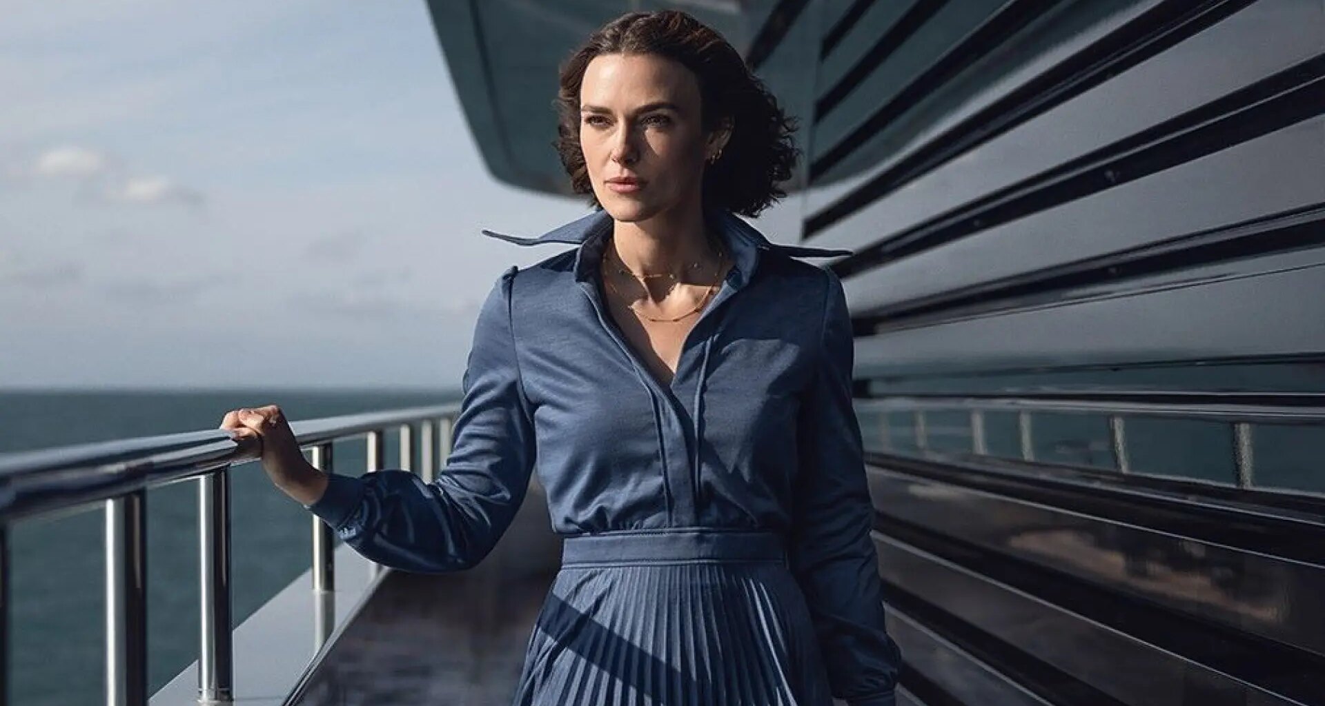 quién cae por la borda en la película con Keira Knightley