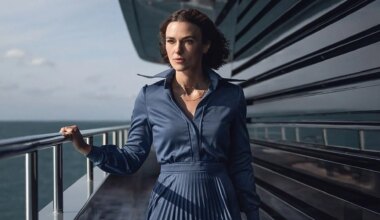 quién cae por la borda en la película con Keira Knightley