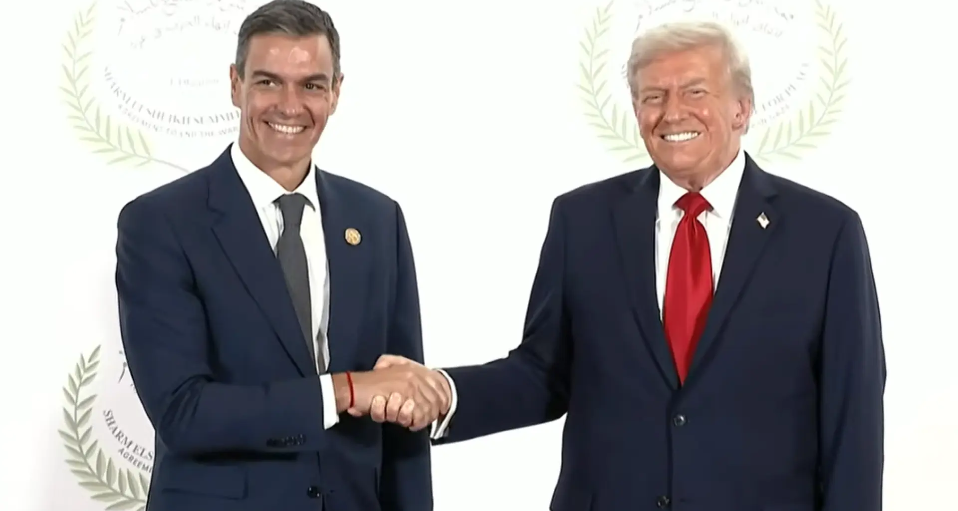 Así ha sido el esperado saludo entre Sánchez y Trump tras sus últimos desencuentros... con un 'tirón de mano' incluido