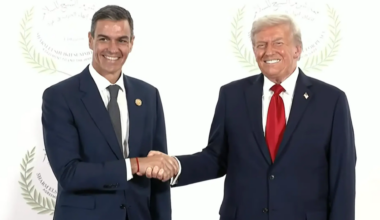 Así ha sido el esperado saludo entre Sánchez y Trump tras sus últimos desencuentros... con un 'tirón de mano' incluido
