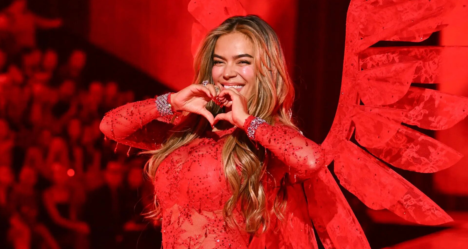 Karol G desfila por primera vez para Victoria's Secret con el 'look' lencero más sensual repleto de transparencias