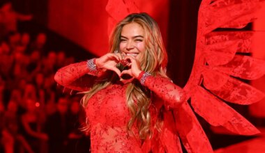 Karol G desfila por primera vez para Victoria's Secret con el 'look' lencero más sensual repleto de transparencias