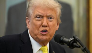 llama "Darth Vader" a su director de presupuesto por recortar fondos demócratas