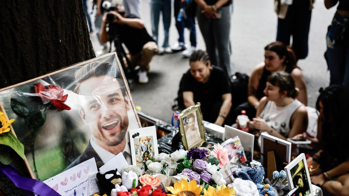 Con velas, flores y canciones· fanáticas recuerdan un año de la muerte de Liam Payne en Argentina