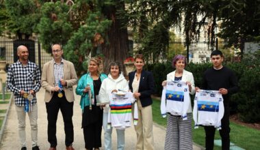 Paula Ostiz lleva su maillot arcoíris al Palacio de Navarra