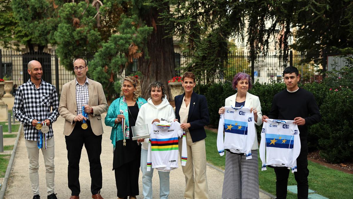 Paula Ostiz lleva su maillot arcoíris al Palacio de Navarra