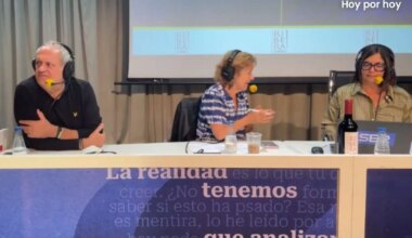 Berna González abandona el programa de Ángels Barceló llorando por una burla de Javier Aroca: "¿Me estás llamando gallina?"