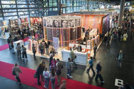 Ambiente de la Feria del Libro de Frankfurt, la más grande del mundo