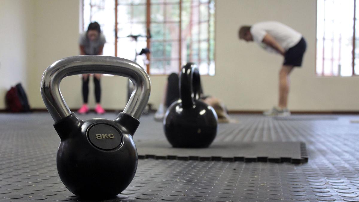 Una especialista en Traumatología aconseja practicar ejercicios de fuerza en la menopausia para mejorar la calidad muscular y ósea