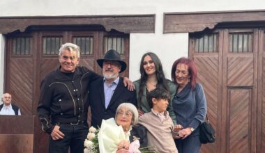 Belita Gracia rodeada por su familia y el director de exposiciones del CLA, Luis García (con sombrero). 