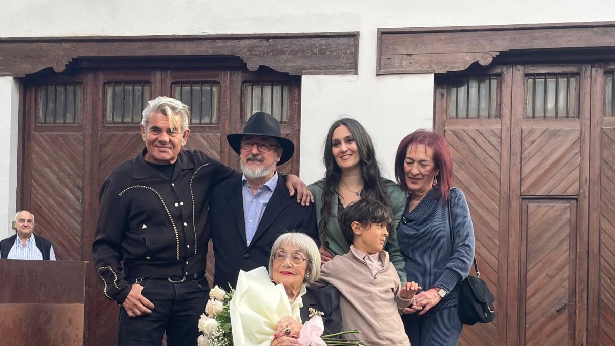 Belita Gracia rodeada por su familia y el director de exposiciones del CLA, Luis García (con sombrero). 
