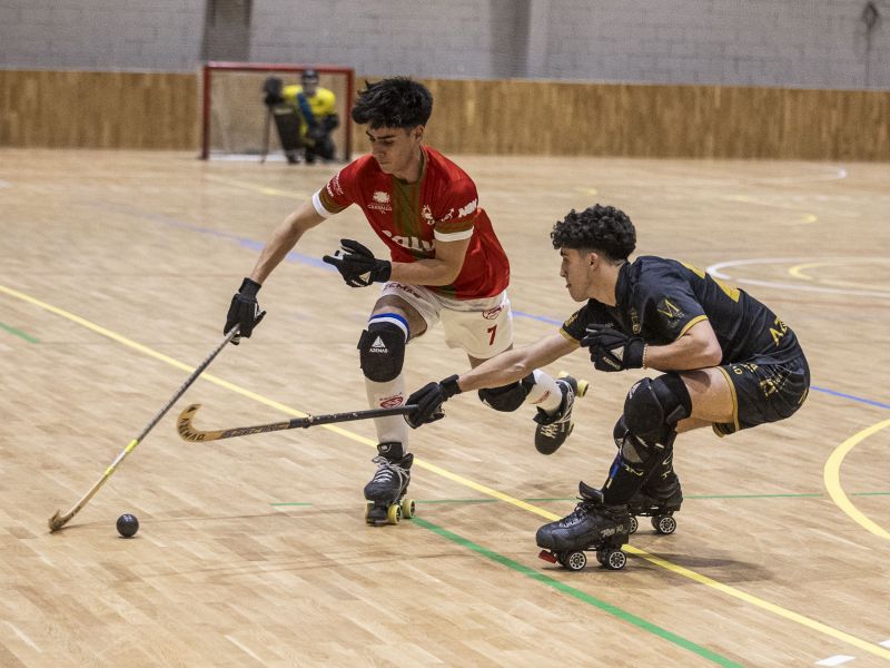 El goleador carballés Álex Pérez en plena acción