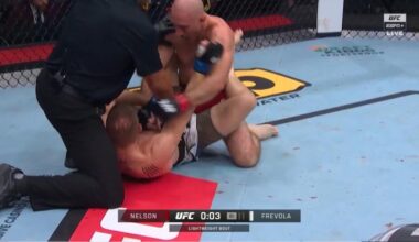 para la pelea con un aspirante noqueado... ¡Y la reinicia otra vez!