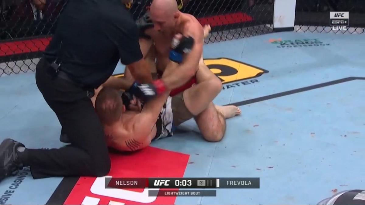 para la pelea con un aspirante noqueado... ¡Y la reinicia otra vez!