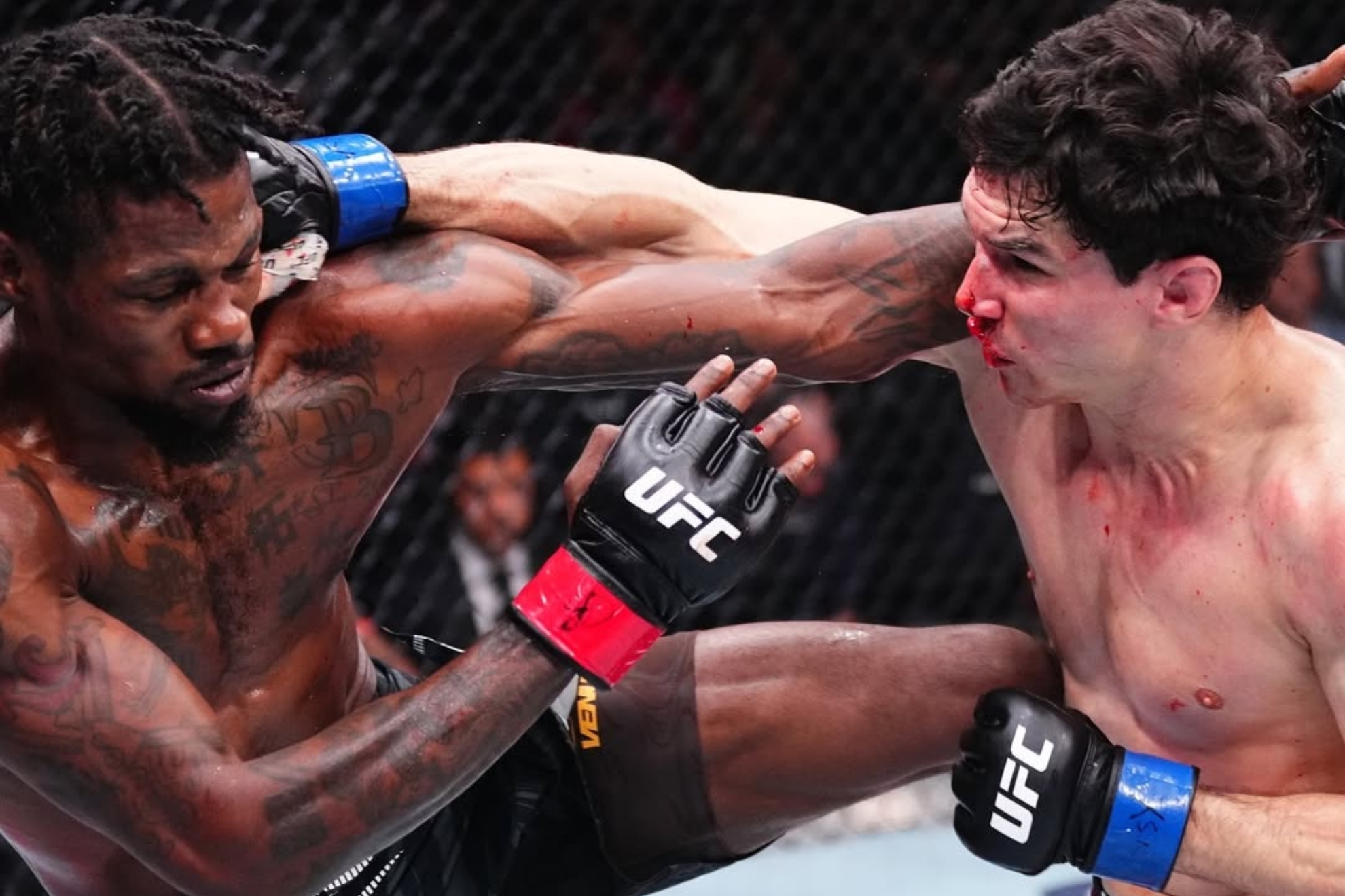 Kevin Holland y Mike Mallot durante el UFC Vancouver.