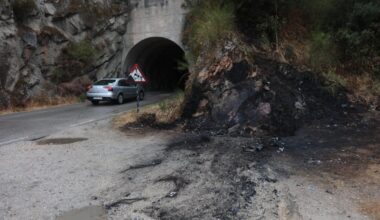 Mueren dos personas al estrellarse contra el túnel de la presa de Bárcena y arder el coche