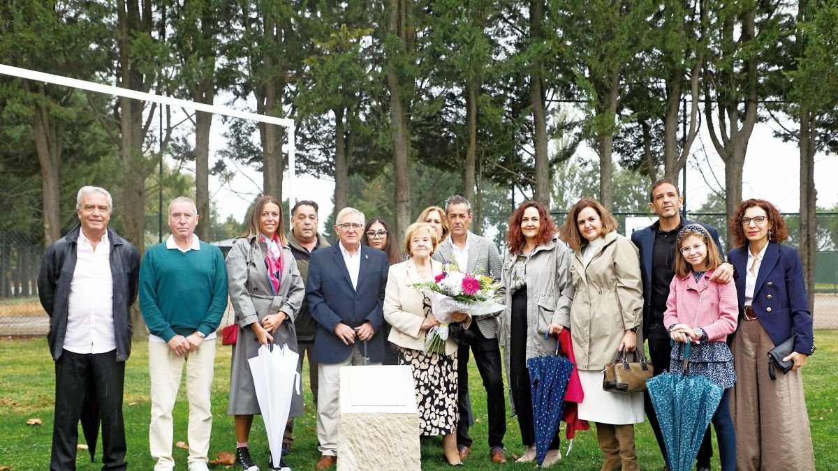 Foto de familia del homenaje que se rindió a Abilio Gutiérrez en las instalaciones de León Golf en San Miguel del Camino.