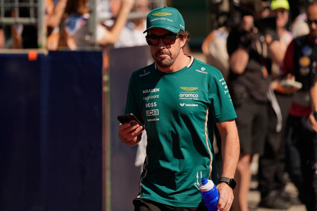 Alonso, en el paddock.