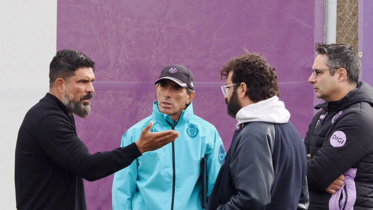 Mazziotti, Almada, Orta y Ruiz hablan durante el entrenamiento del lunes.