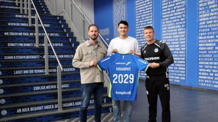 El VfL Gummersbach presentó ayer el fichaje del gran talento sueco Nikola Roganovic, pretendido por el Barça, para las tres próximas temporadas, hasta junio de 2029