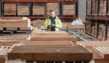 Un empleado de la empresa revisa muestras geológicas.