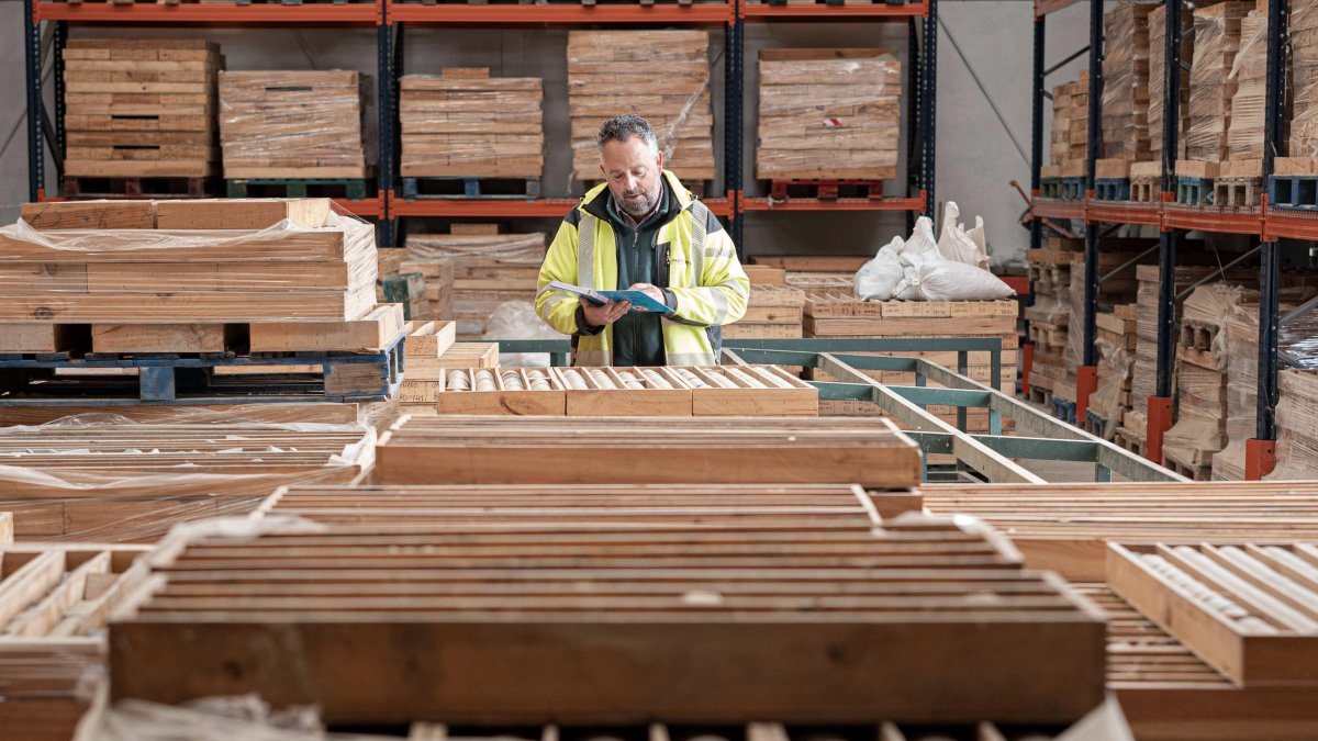 Un empleado de la empresa revisa muestras geológicas.