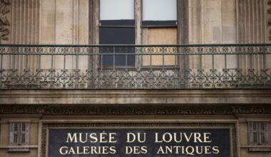 La fachada del Museo del Louvre, que sufrió un robo el pasado 19 de octubre a media mañana.​