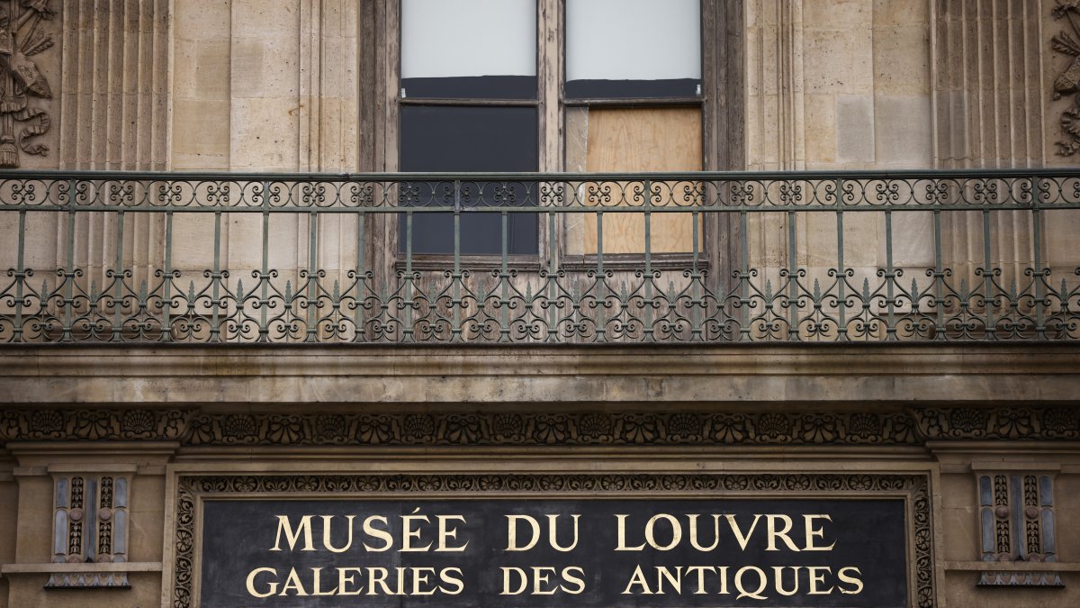 La fachada del Museo del Louvre, que sufrió un robo el pasado 19 de octubre a media mañana.​