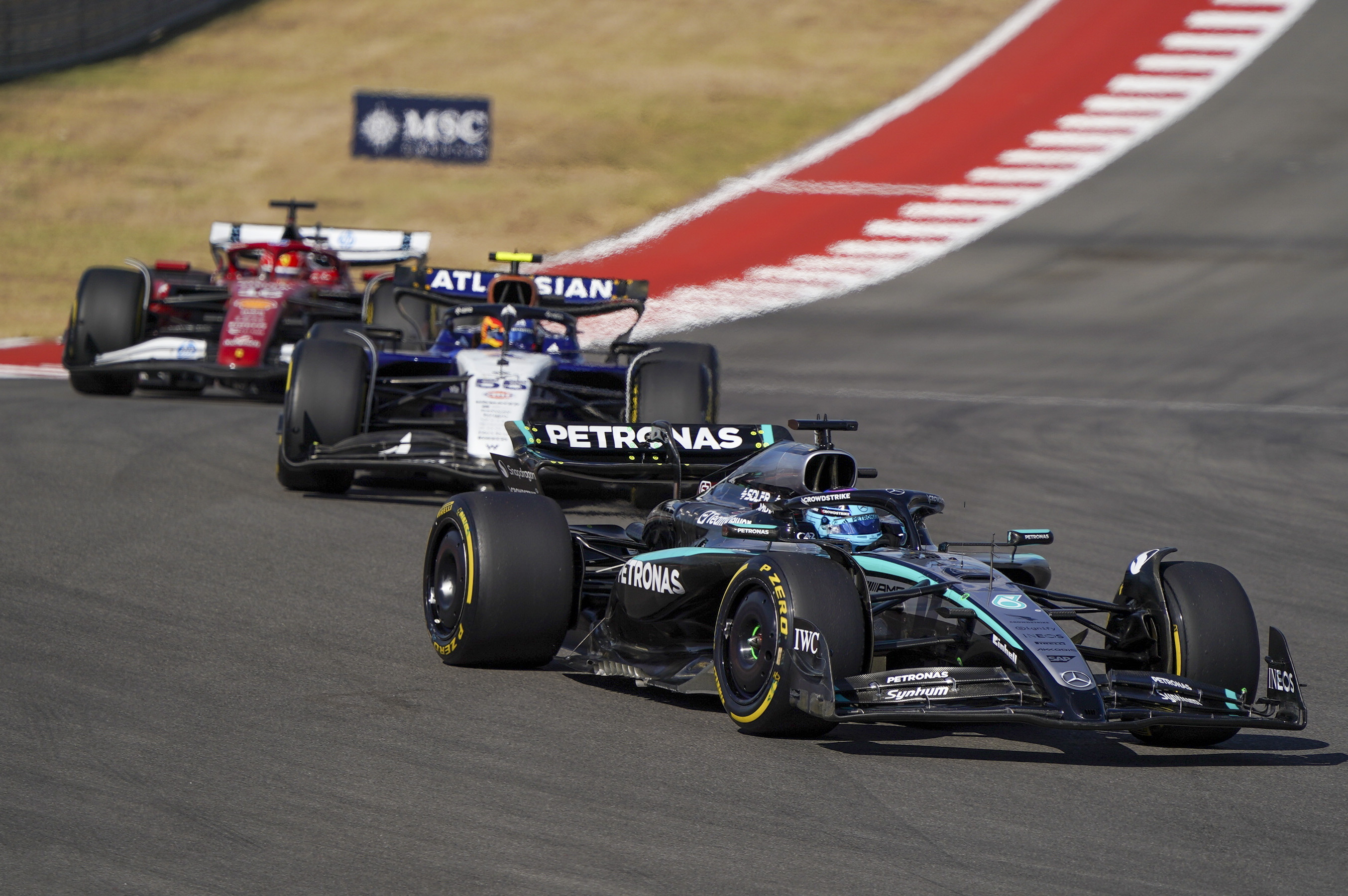 George Russell, Sainz y Leclerc, durante el desarrollo de la carrera sprint en Estados Unidos.