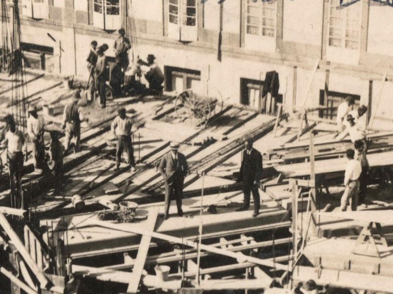 Los arquitectos Estellés (con sombrero) y Tenreiro, el 22 de junio de 1922, supervisando la obra de construcción del edificio del Banco Pastor