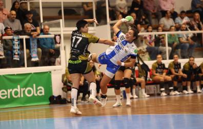 Nerea Canas trata de superar la defensa de Cifuentes en el duelo ante el Atlético Guardés