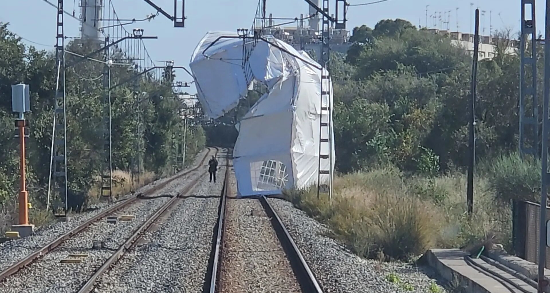 Restablecida la R1 de Rodalies tras horas cortada por la presencia de una carpa arrastrada por el viento en las vías