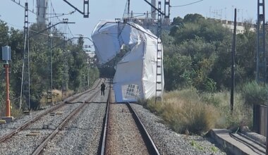 Restablecida la R1 de Rodalies tras horas cortada por la presencia de una carpa arrastrada por el viento en las vías