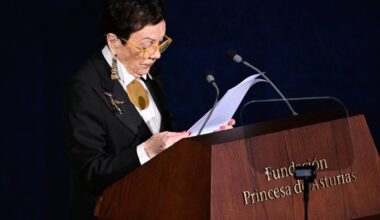 La fotógrafa mexicana Graciela Iturbide, en un momento de su emotivo discurso tras recibir el Premio Princesa de Asturias de las Artes 2025, donde reivindicó la fotografía como ritual, interpretación y forma de libertad.