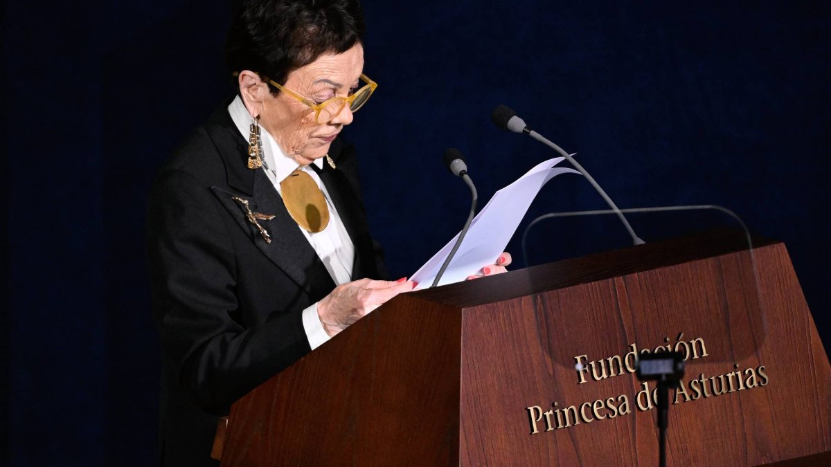 La fotógrafa mexicana Graciela Iturbide, en un momento de su emotivo discurso tras recibir el Premio Princesa de Asturias de las Artes 2025, donde reivindicó la fotografía como ritual, interpretación y forma de libertad.