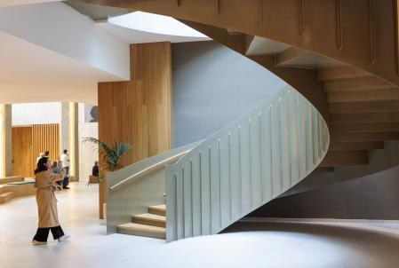 La escalera central del edificio Estel