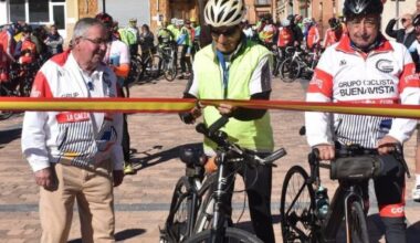 Dos momentos del triibuto que familia, vecinos y amigos rindieron este domingo a Benito García con motivo de su 90 cumpleaños.