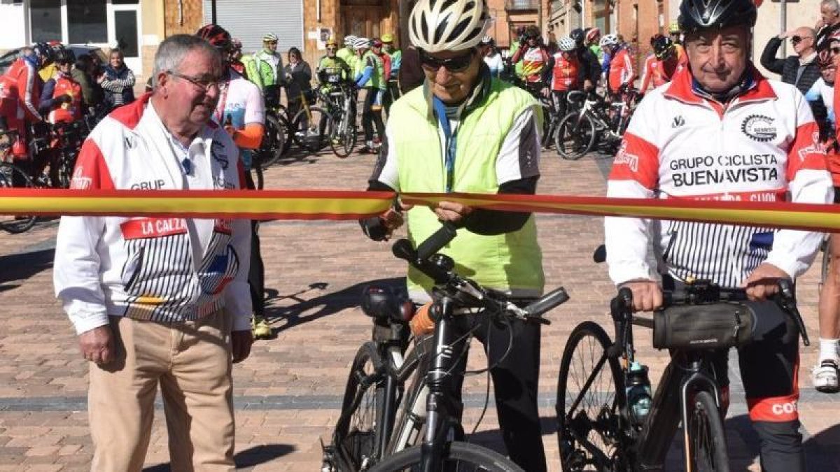 Dos momentos del triibuto que familia, vecinos y amigos rindieron este domingo a Benito García con motivo de su 90 cumpleaños.