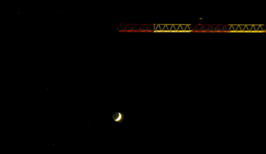 La grúa que sostiene la luna